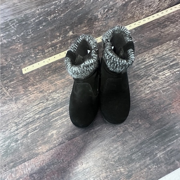 Khombu Black Ankle Boots with Gray Knit Cuff - Picture 5 of 11